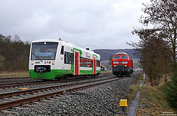 VT129 der Erfurter Industriebahn neben 218 834 im Bahnhof Grimmenthal