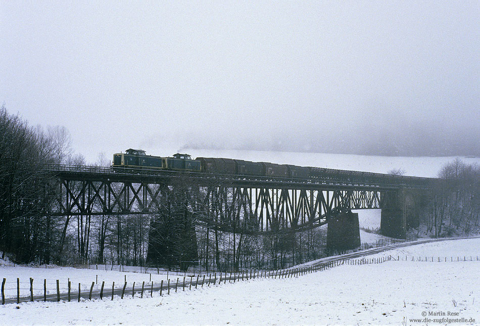 Hagener 212 mit Güterzug nach Krummenerl auf der Brücke bei Meinerzhagen