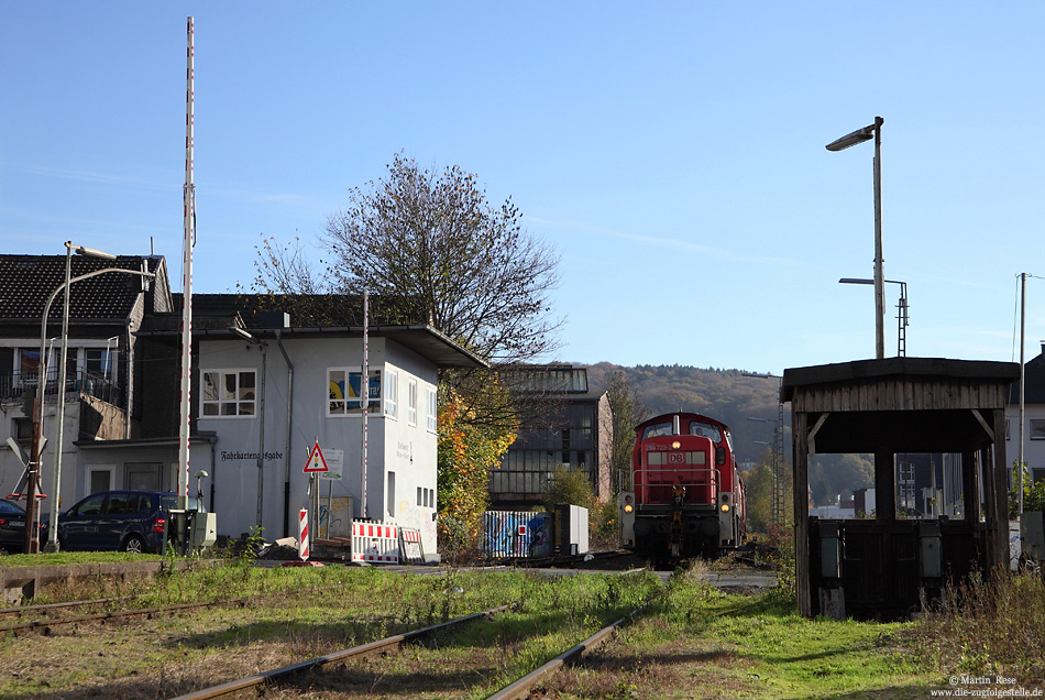 294 723 im Bahnhof Ennepetal Altenfoerde mit Schrankenposten auf Holz