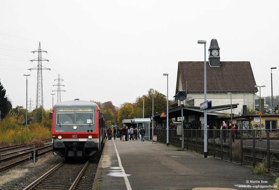 928 669 im Bahnhof Remscheid Lennep mit Bahnhofsgebäude