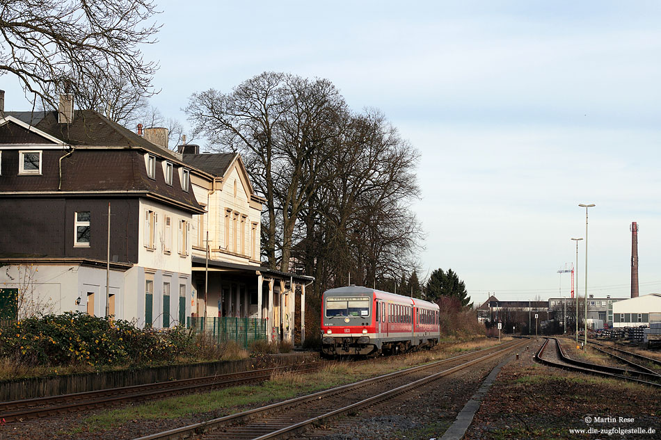 Bahnhof Remscheid Lüttringhausen auf dem Müngstener mit 628 670 und Bahnhofsbebäude