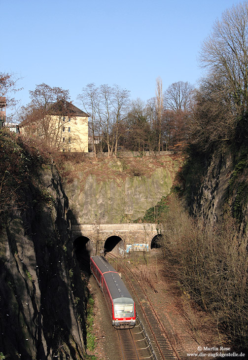 628 673 im Einschnitt bei Wuppertal Rauenthal mit drei Tunnelportalen