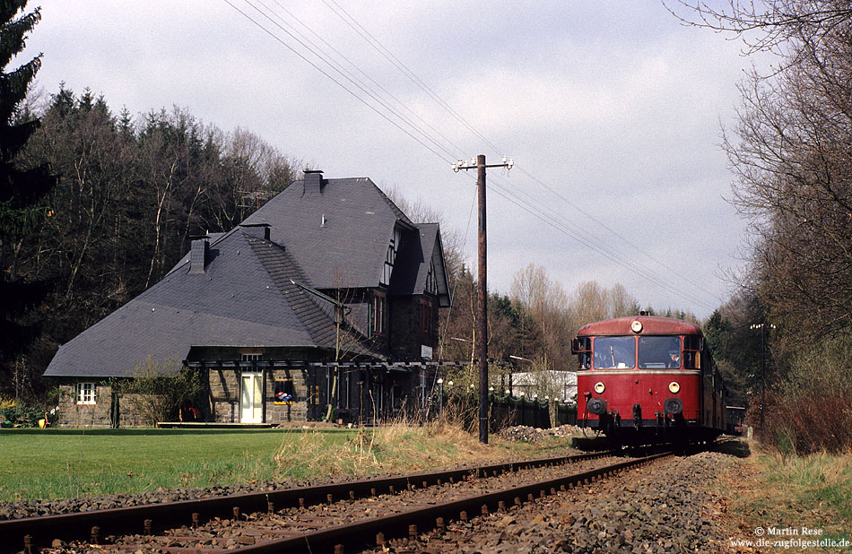 996 701 als Sonderzug auf der Wiehltalbahn am ehemaligen Bahnhof Denklingen