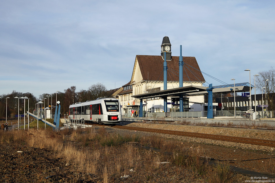VT12 001 im Bahnhof Remscheid Lennep mit Empfangsbebäude