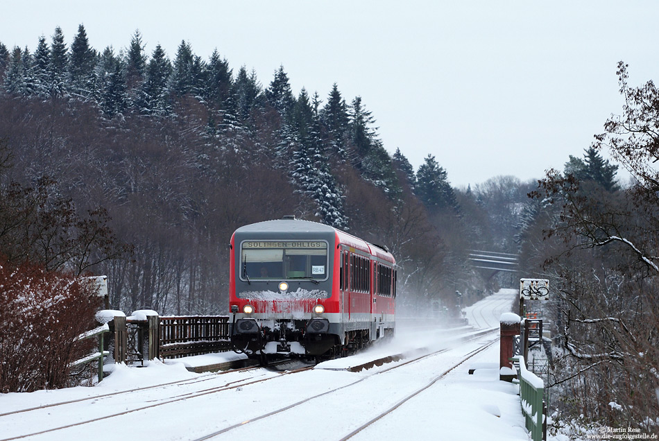 Fast zwanzig Jahre lang war die Baureihe 628 auf dem „Müngstener“ im Einsatz, bis sie im Dezember 2013 von den LINT der Abellio-Rail abgelöst wurden. Am 21.12.2009 rumpelt der 628 667 als RB20785 (Wuppertal Hbf – Solingen Hbf) über die Müngstener Brücke und erreicht kurz darauf den Haltepunkt Solingen Schaberg.
