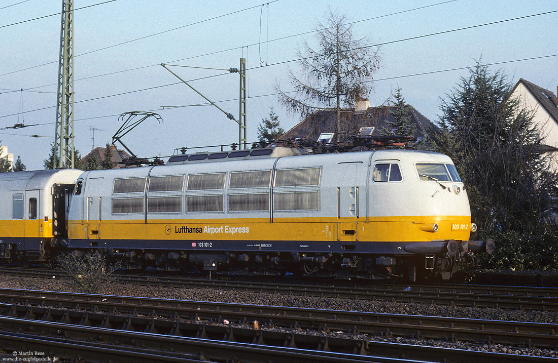 103 101 in Lufthansafarben im Einsatz mit dem Lufthansa-Airport-Express im Bahnhof Kelsterbach
