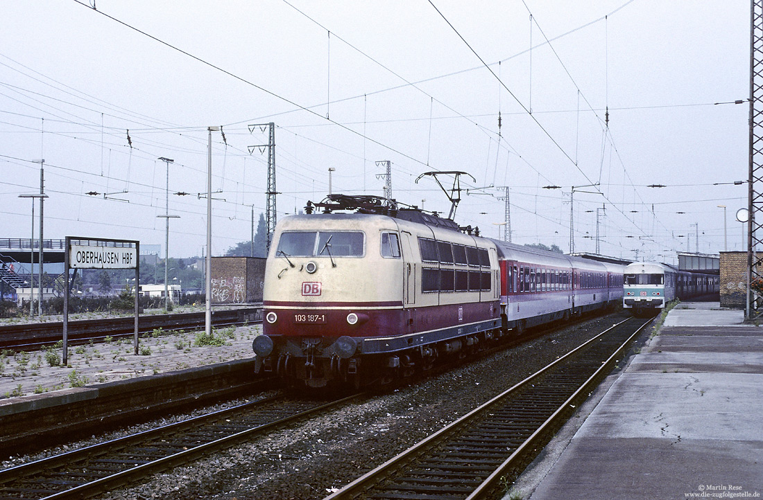 103 187 mit EC147 Piet Mondrian im Bahnhof Oberhausen Hbf