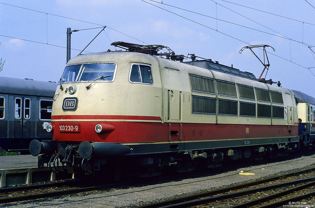 103 230 mit Aufkleber 150 Jahre Eisenbahn in Deutschland in Hannover Messebahnhof