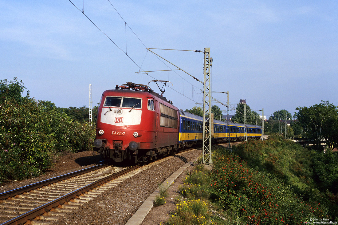 103 231 in orientrot mit D1820 zwischen Köln Hbf und Köln Ehrenfeld