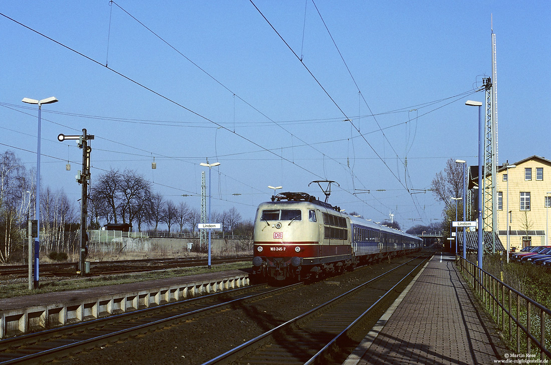 103 245 mit dem IR2642 Brocken am 10.3.1997 den Bahnhof Lindern auf der Grenzlandstrecke