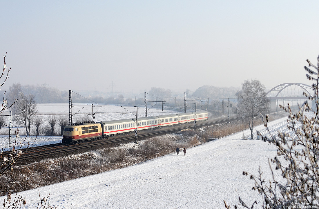 103 245 mit Ersatz-IC 73944 bei Donauwörth im Schnee