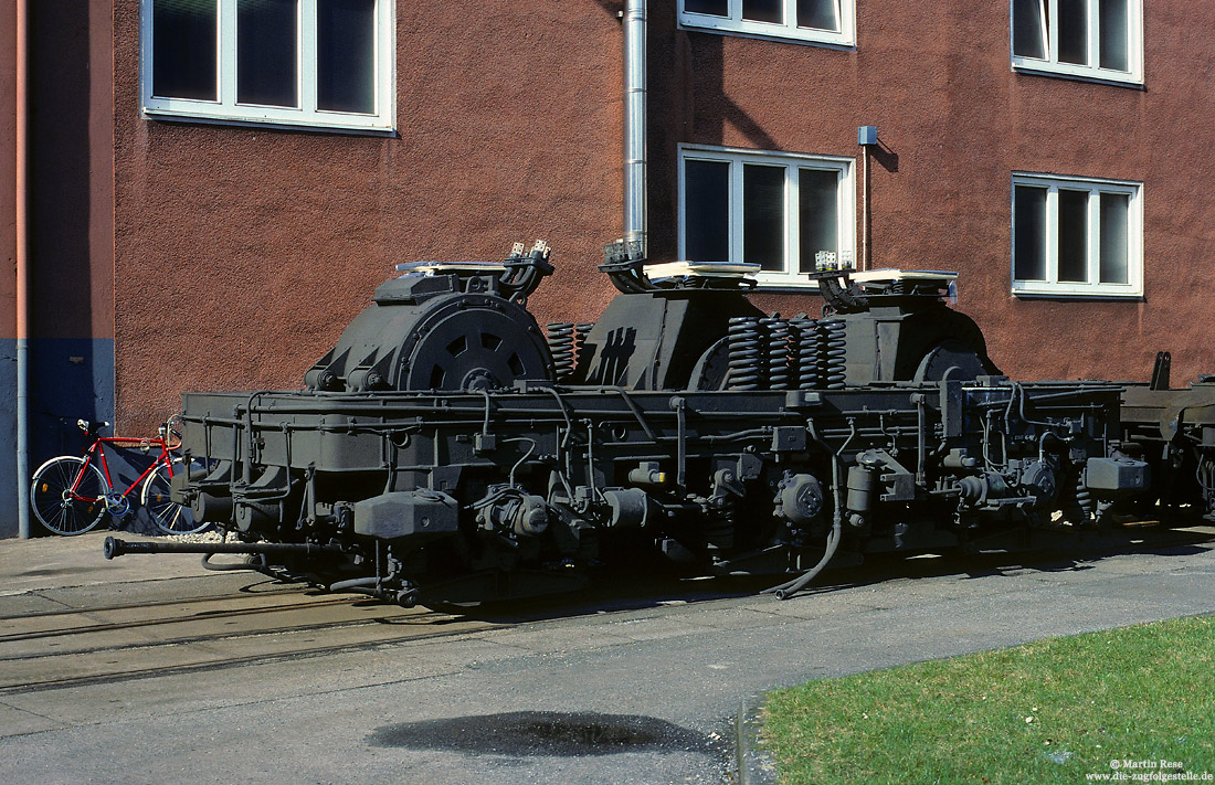 Drehgestell der Baureihe 103 im Aw Opladen mit drei Fahrmotoren, die Flexicoilfedern und die Druck- und Zugstange