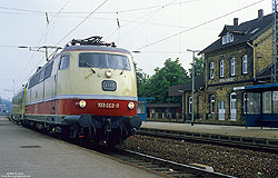 Schnellfahrlok 103 003 mit Messzug im Bahnhof Brackwede