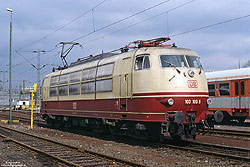 103 109 mit rotem Lokrahmen im Bahnhof Köln Bbf