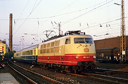 103 113 mit Aufkleber 150 Jahre Eisenbahn im Bahnhof Bielefeld