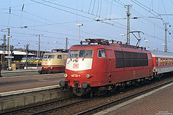 Seit der Indienststellung der 103 war diese Baureihe Dortmund Hbf ein häufiger Gast. Am 24.3.1996 habe ich in Dortmund Hbf gleich drei Lokomotiven dieser Baureihe vor die Linse bekommen: 103 127 vom Bw Frankfurt sowie die Hamburger 103 245 und 103 220 im Hintergrund.