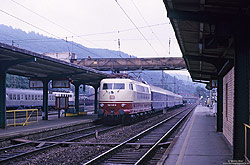 103 128 mit Autoreisezug im Bahnhof Marburg auf der Main-Weser-Bahn