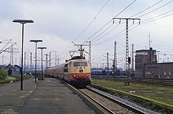 103 136 mit IC518 Schwabenpfeil im Bahnhof Löhne