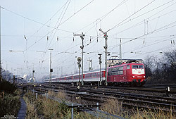 103 144 orientrot mit EC109 Lötschberg im Bahnhof Porz mit Formsignale