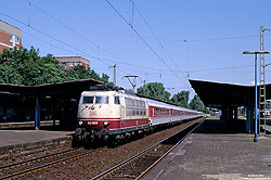 Sichtlich von den zurückliegenden Einsatzjahren gezeichnet rollt die 103 160 am 3.8.1996 mit dem IC621 „Konsul“ durch Köln Mülheim, dem nächsten Halt Köln Hbf entgegen.