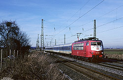 Durch die Ablieferung der Drehstromlokomotiven der Baureihe 101 wurde die 103 zunehmend in den InterRegioverkehr verdrängt. Mit dem IR2219 „Bergstraße“ Norddeich Mole – Karlsruhe eilt die Frankfurter 103 162 am 9.2.1998 durch Sechtem.