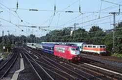 103 163 mit Nachtzug D352 Prag - Dortmund und 111 130 mit Stadtexpress nach Aachen in Köln Mülheim