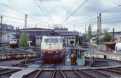 103 194 vom Bw Hamburg am 13.4.1998 auf der Drehscheibe im Bw Köln Deutzerfeld