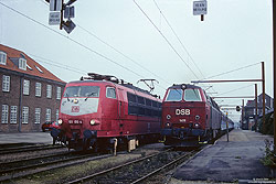 103 195 mit IR2184 neben der DSB1411 im Bahnhof Padborg