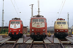 An der Drehscheibe in Köln Bbf geben sich die Frankfurter 103 157 sowie die Hamburger 103 201 und 103 193 am 5.7.1996 ein Stelldichein.