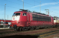 103 212 vom Bw Hamburg im Bahnhof Köln Deutzerfeld