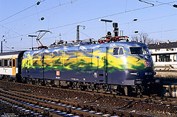 Touristik-Lok 103 220 in Originallackierung im Bahnhof Köln Deutz
