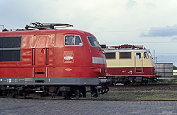 103 233 in Verkehrsrot mit Roco-Werbung und 113 311 im Bahnhof Kaldenkirchen