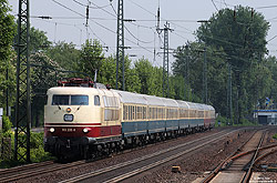 103 235 mit IC2410 im Stil der 70er Jahre bei Düsseldorf Oberbilk