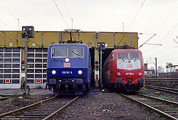 103 221 in orientrot und 120 151 mit ZDF-Werbung in Dortmund Betriebsbahnhof