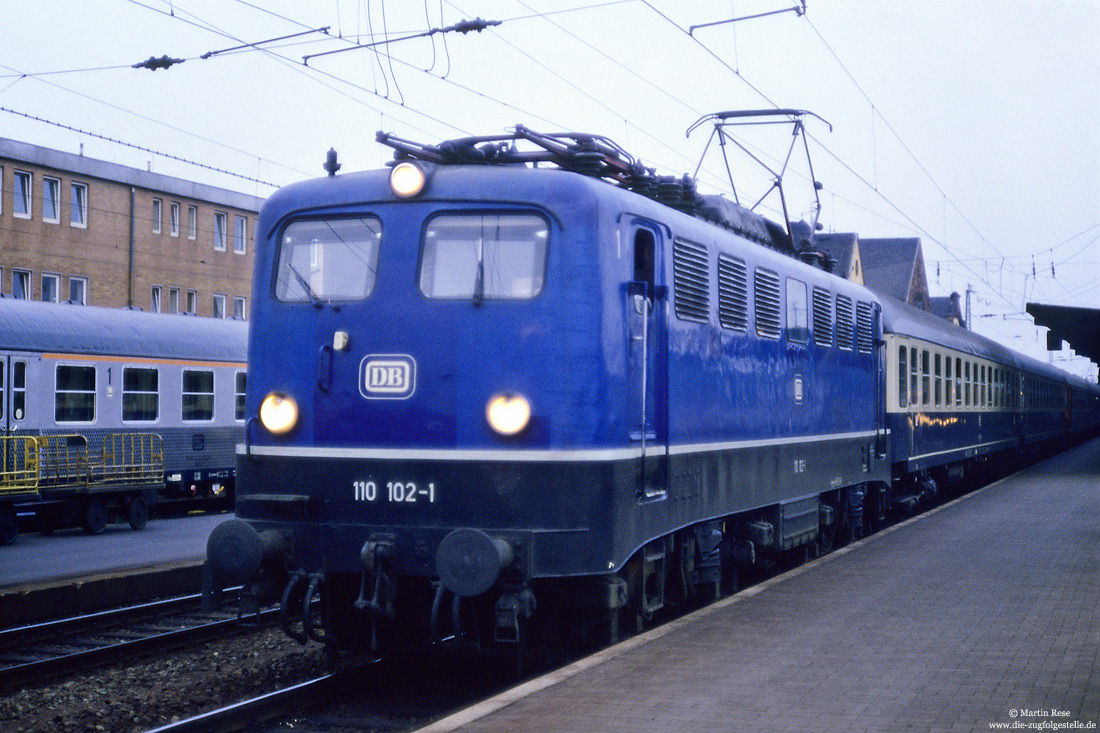 110 102 in blau im Bahnhof Gießen