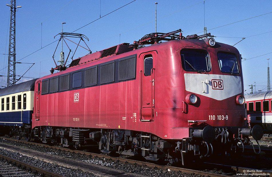 110 103 in orientrot im Bahnhof Köln Deutzerfeld