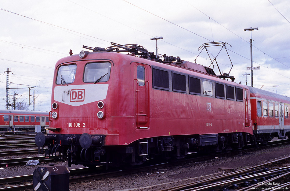 110 216 in orientrot im Bahnhof Köln Deutzerfeld