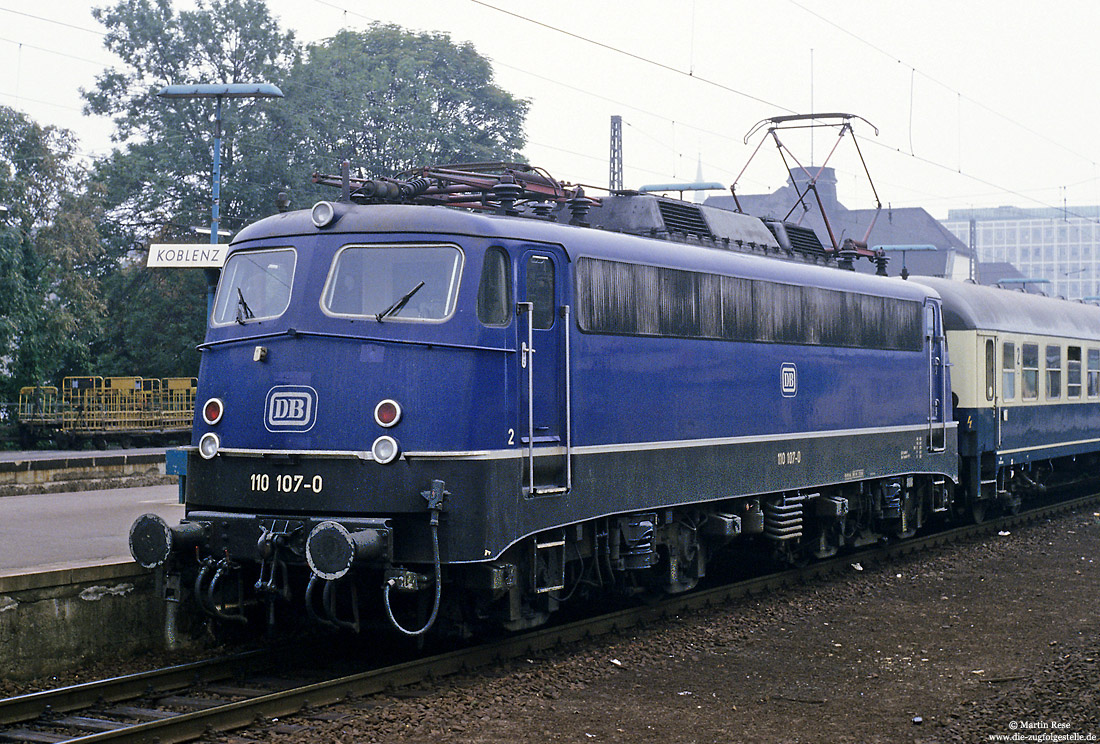 110 107 als Bügelfalten-110 in blau in Paderborn Hbf