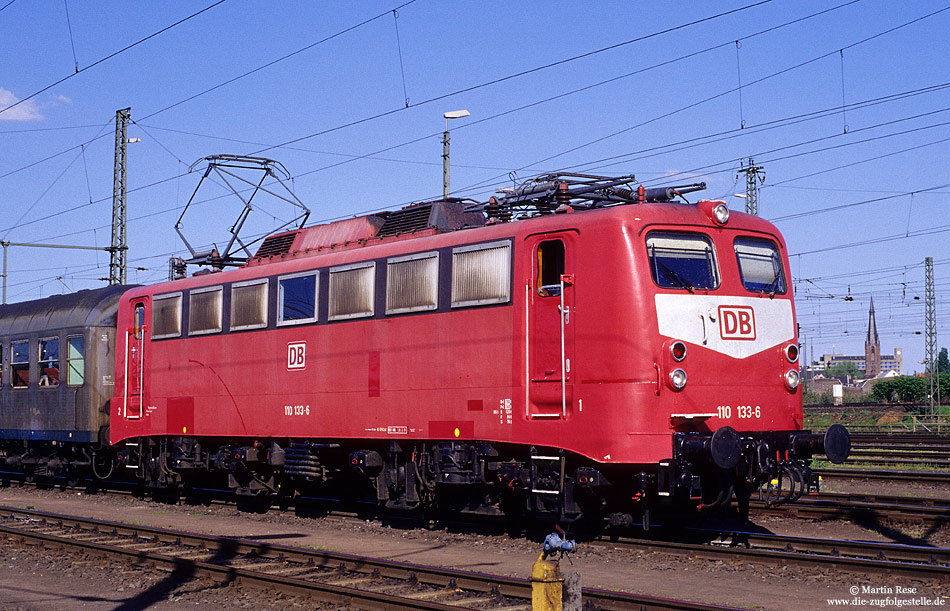110 133 in orientrot im Bahnhof Köln Deutzerfeld