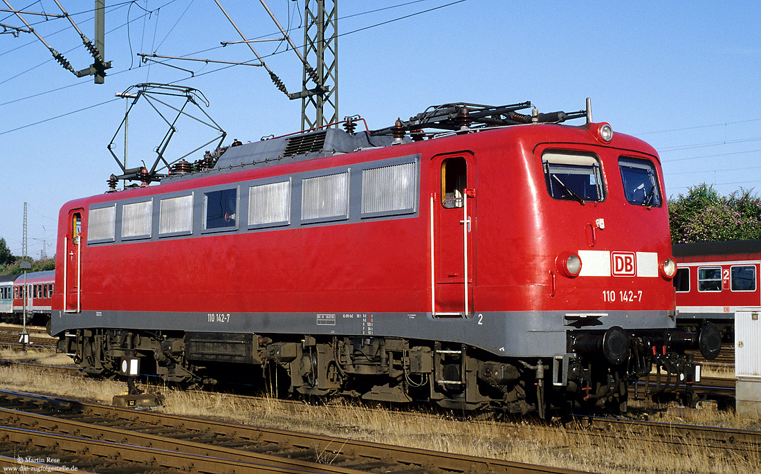 110 142 in verkehrsrot im Bahnhof Köln Deutzerfeld