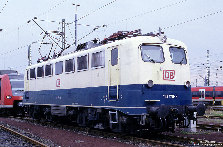 110 170 in ocanblau beige und Einfachlampen im Bahnhof Köln Deutzerfeld