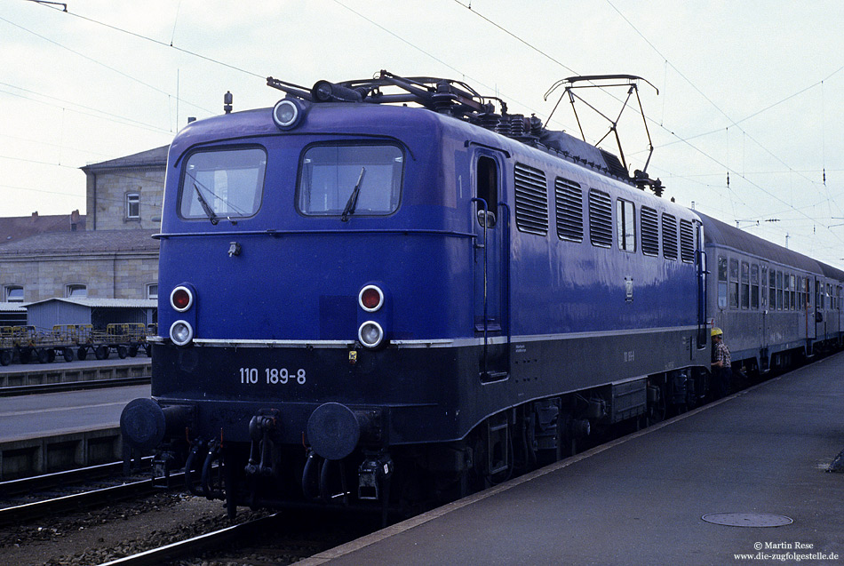 110 189 mit alten Lüftern in blau im Bahnhof Bamberg 