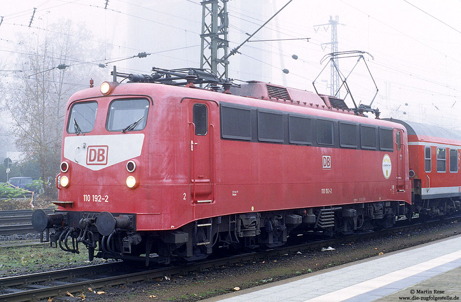 110 192 in orientrot im Bahnhof Mannheim Hbf