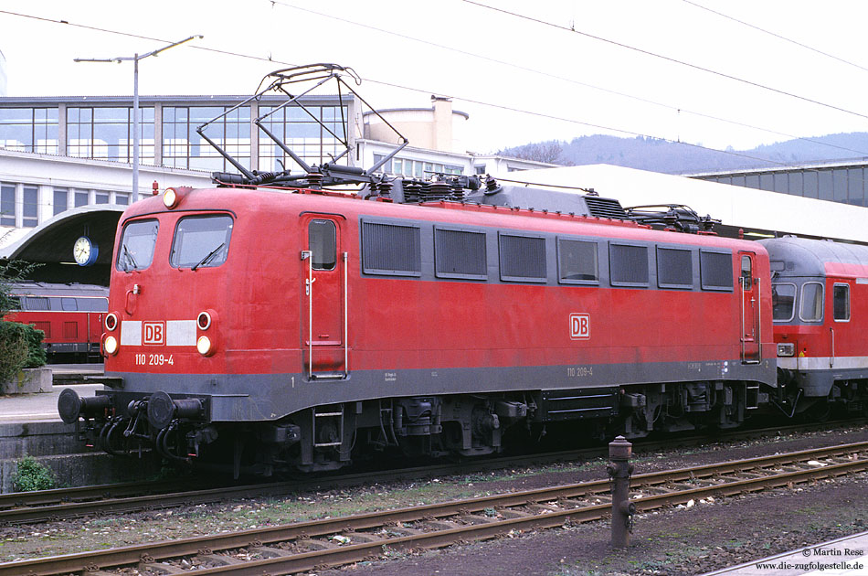 110 209 in verkehrsrot im Bahnhof Köln Heidelberg