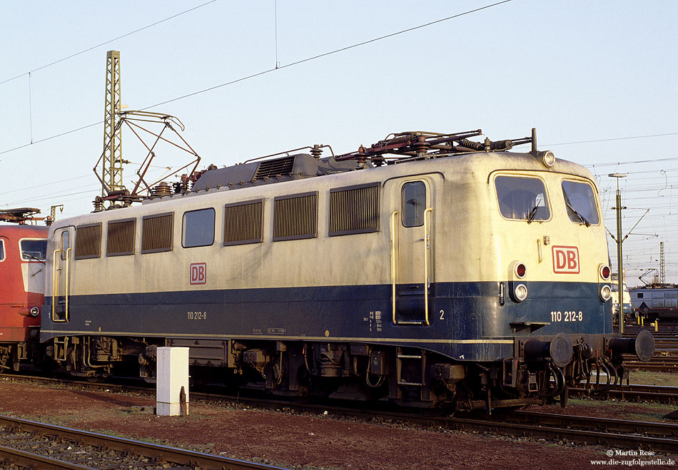 110 212 in oceanblau beige im Bahnhof Köln Deutzerfeld