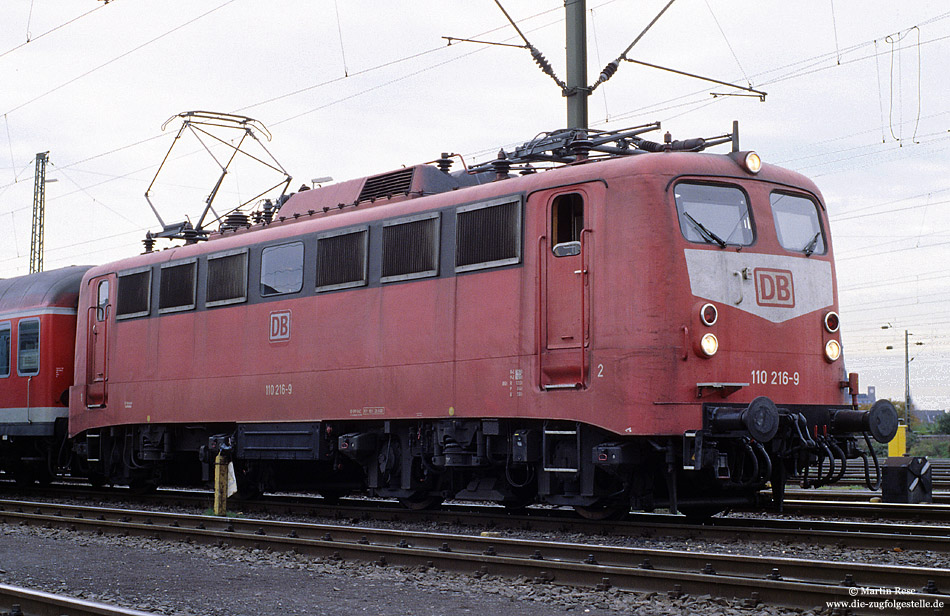 110 216 in orientrot im Bahnhof Köln Deutzerfeld