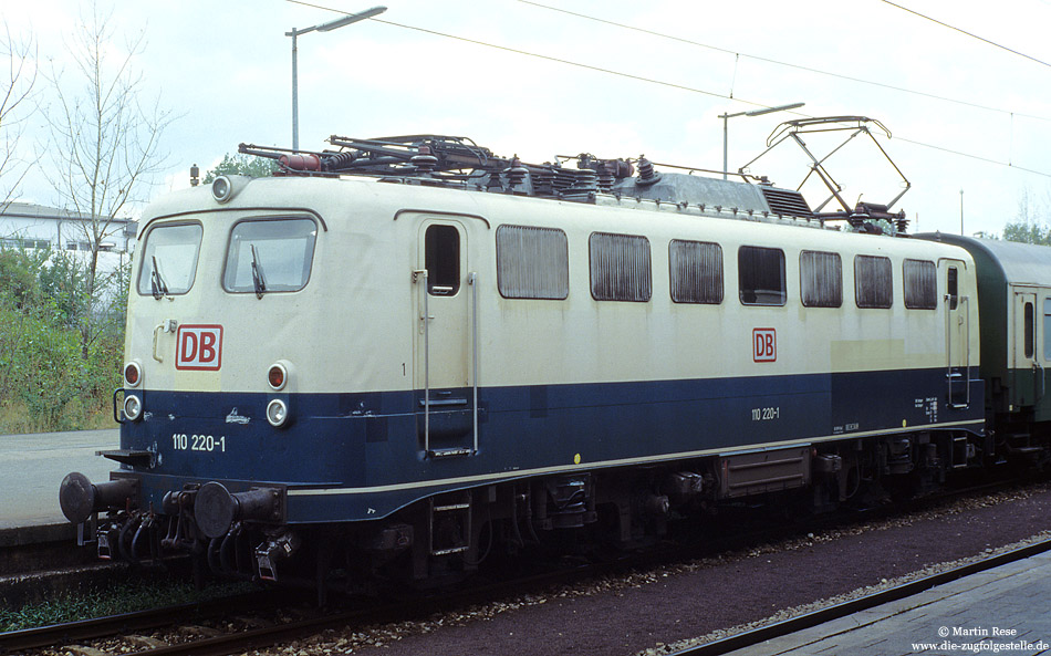 110 220 in ocanblau beige im Bahnhof Heidelberg Hbf