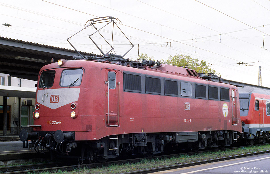 110 224 in orientrot im Bahnhof Heilbronn Hbf