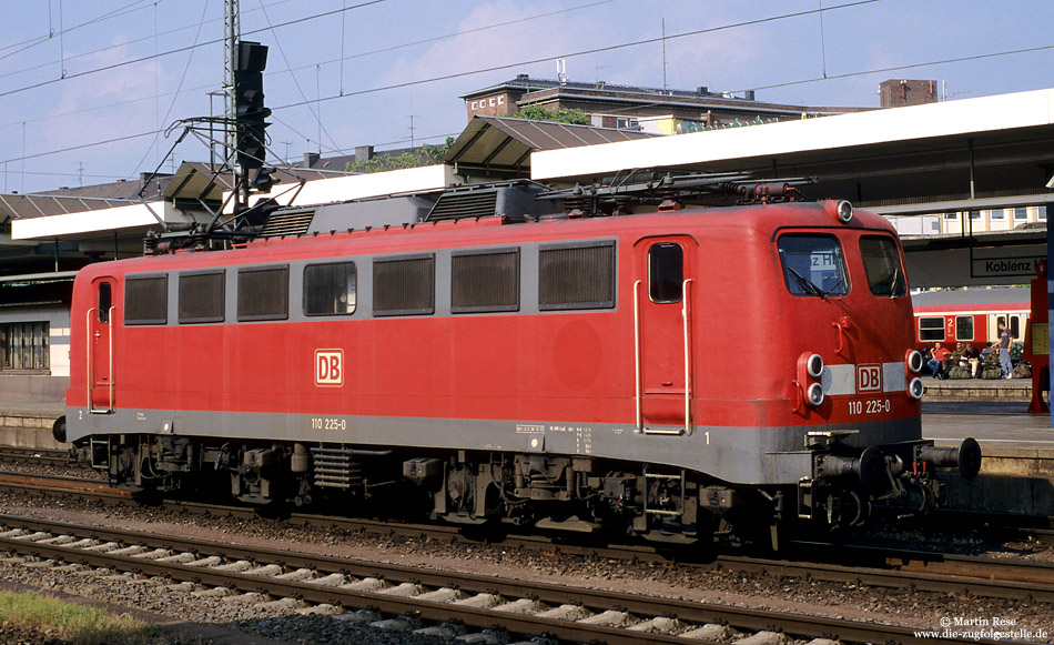 110 225 in verkehrsrot im Bahnhof Koblenz Hbf 