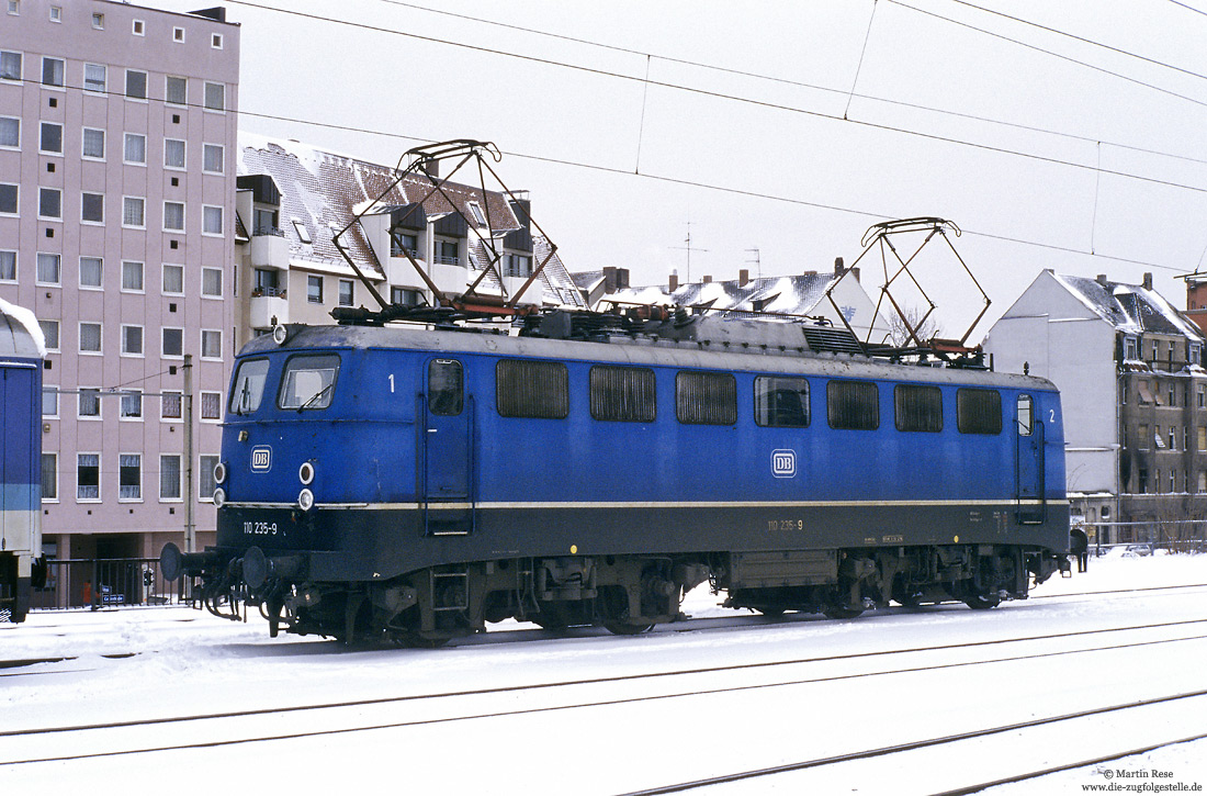 110 235 in blau vom Bw Stuttgart im Schnee in Nürnberg Hbf